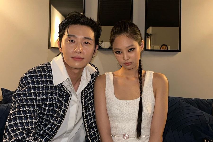 朴叙俊和 BLACKPINK 的 Jennie 在巴黎香奈儿秀上合影