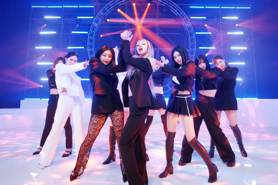 观看：TWICE 在令人惊叹的“SET ME FREE”表演视频中大放异彩