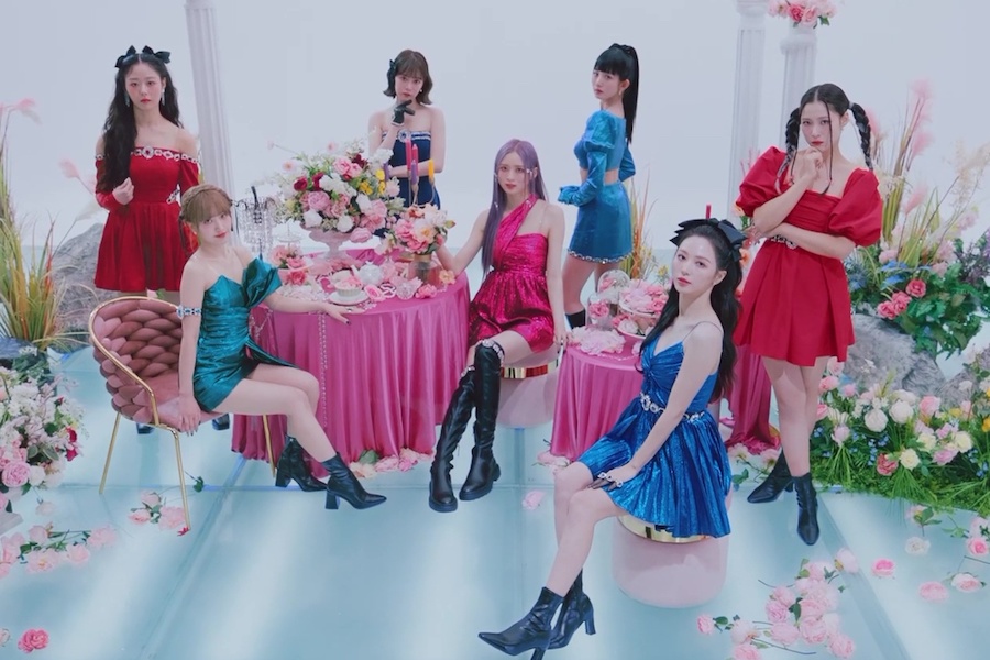 观看：Cherry Bullet 唱着“P.O.W! (Play On The World)”自信时尚MV