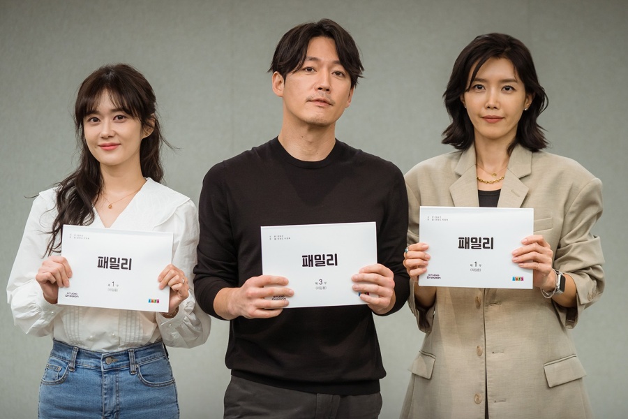 张娜拉、张赫、蔡正安等人在 tvN 即将上映的喜剧间谍剧剧本阅读中超出预期