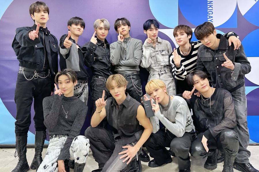 观看：THE BOYZ 凭借“人气歌谣”中的“ROAR”获得第 4 场胜利； STAYC、黄旼炫、OnlyOneOf 等人的表演