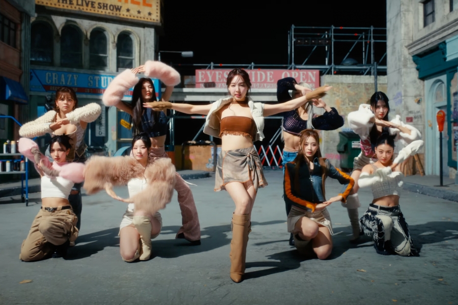 观看：TWICE 邀请您在爆炸性的复出 MV 中“让我自由”