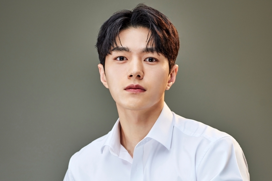INFINITE 的 Kim Myung Soo 与新经纪公司签约