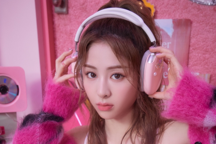 观看：LE SSERAFIM 的 Huh Yunjin 为新歌“Love You Twice”投放 MV 预告