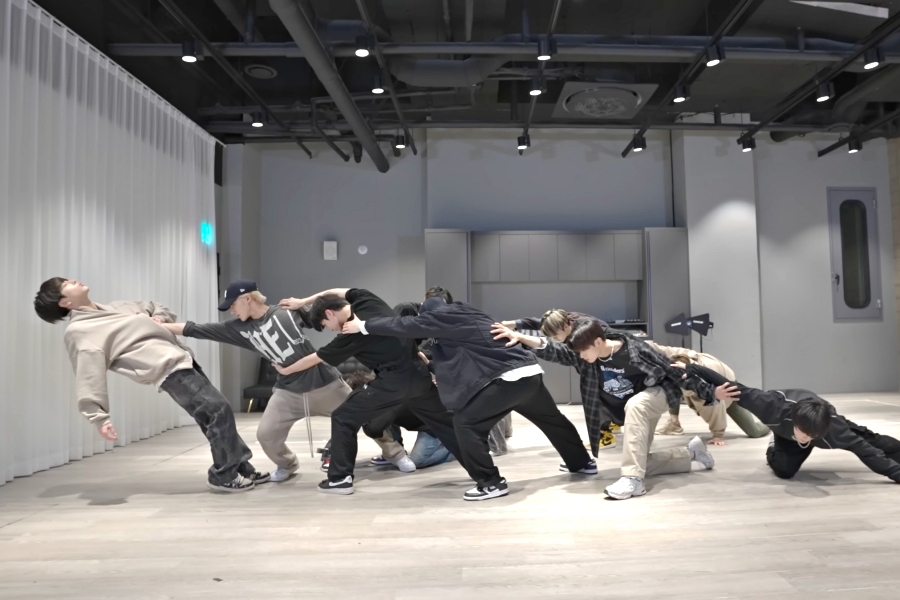 观看：THE BOYZ 以令人惊叹的“ROAR”舞蹈练习视频惊叹