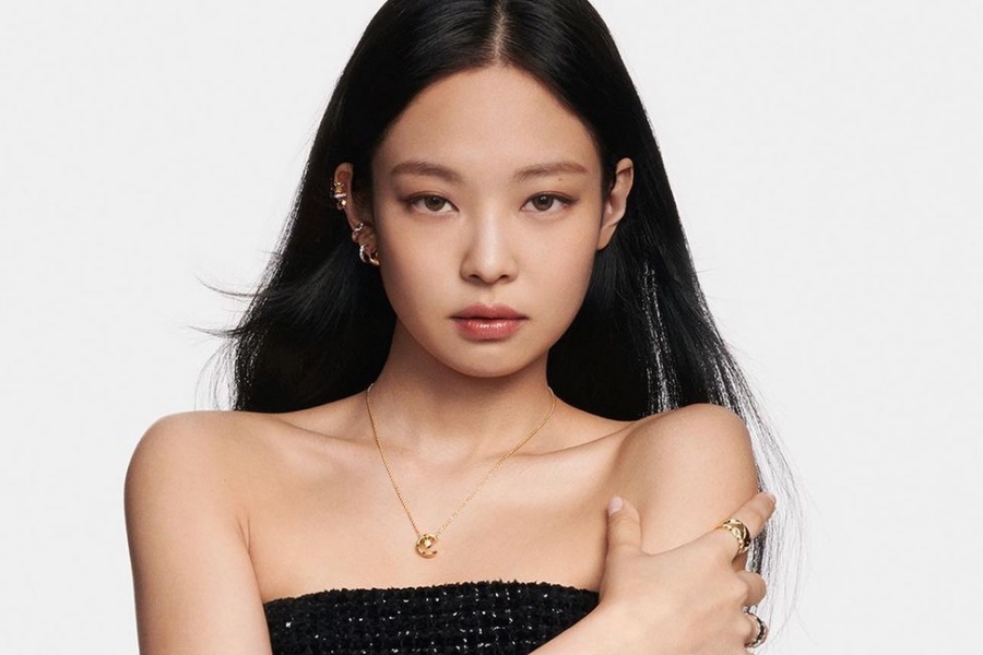 BLACKPINK 的 Jennie 在面部受轻伤后安抚粉丝