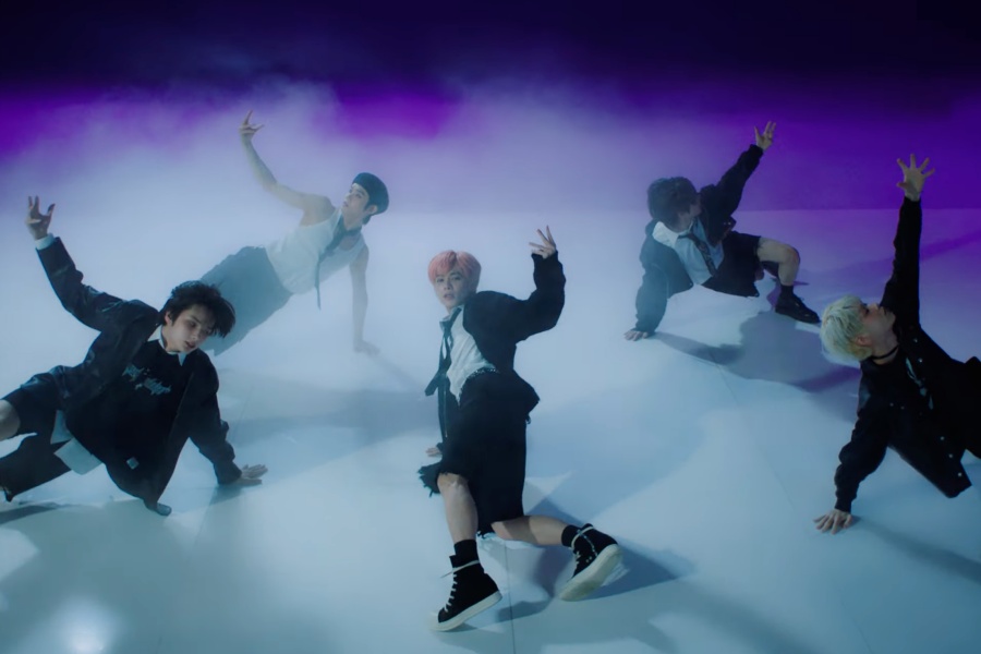 观看：TXT 分享 B 面“窗边恶魔”的艺术表演视频