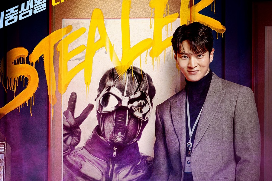 周元在《盗贼：宝藏守护者》海报中以会心的微笑戏弄他作为黑暗英雄的双重生活