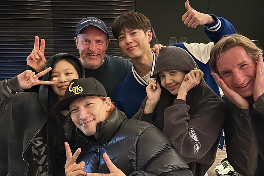 Woody Harrelson 与 BLACKPINK 的 Jennie 和 Lisa、BIGBANG 的太阳和朴宝剑建立了意想不到的友谊