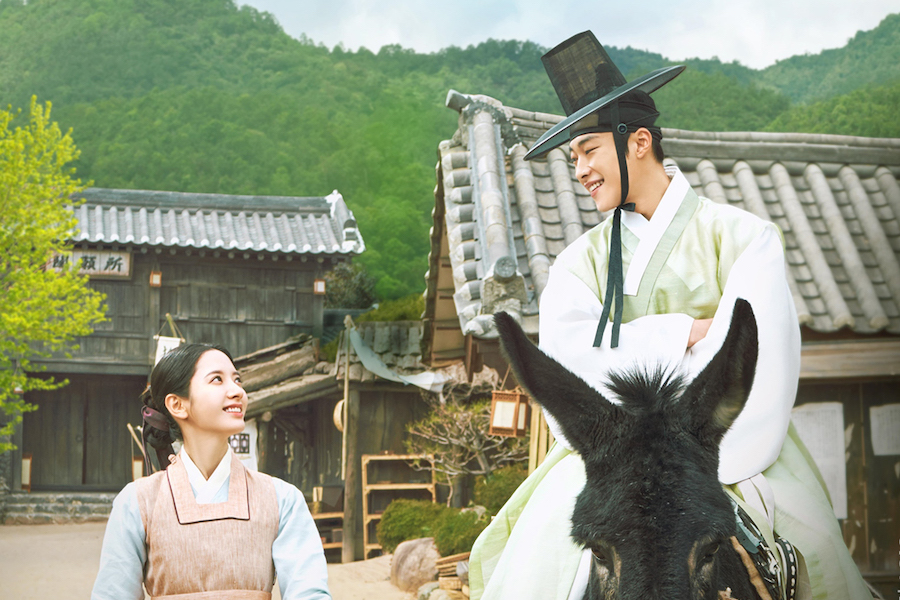 禹棹焕和 WJSN 的 Bona 在即将上映的历史剧海报中发现彼此眼神中的温暖和爱