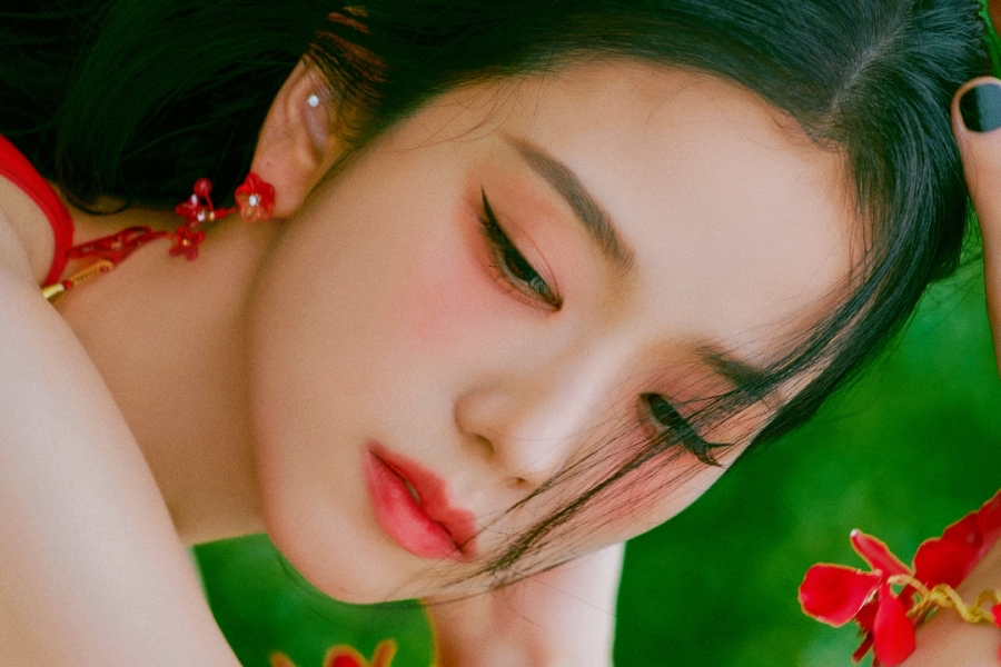 BLACKPINK 的 Jisoo 打破了历史上任何女性独奏家所达到的最高库存预购记录
