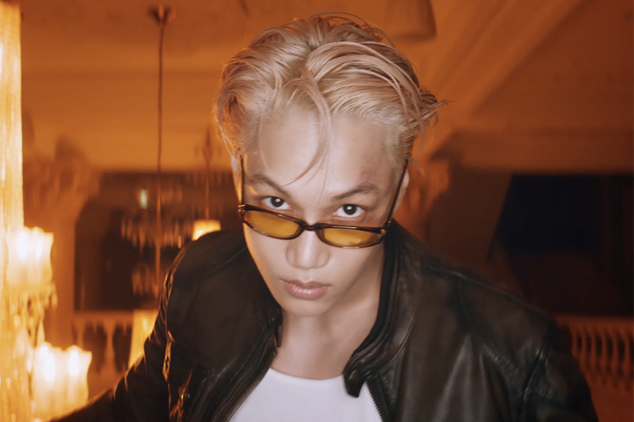 观看：EXO 的 Kai 在迷人的复出 MV 中让你称他为“Rover”