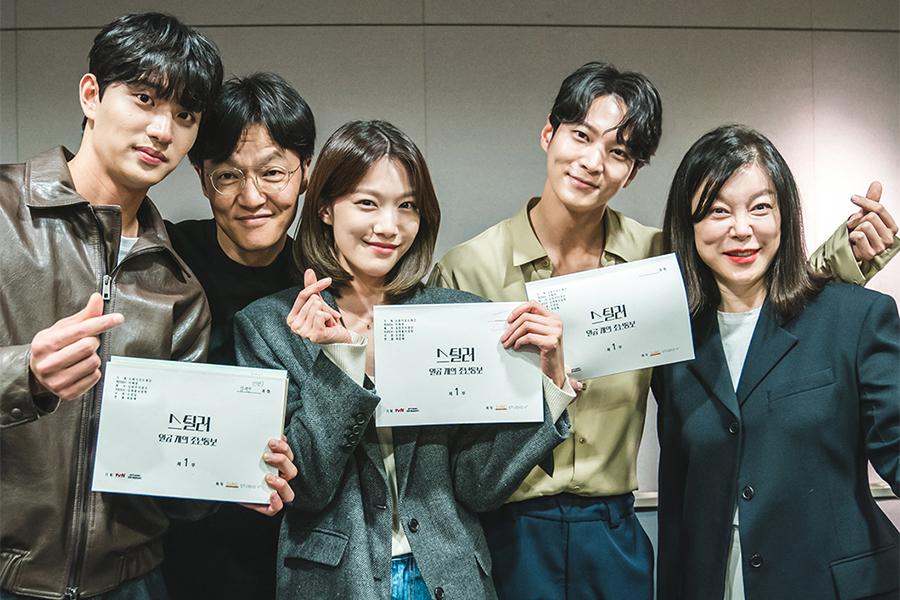 观看：Joo Won、Lee Joo Woo 等更多人沉浸在新喜剧剧本阅读中的角色